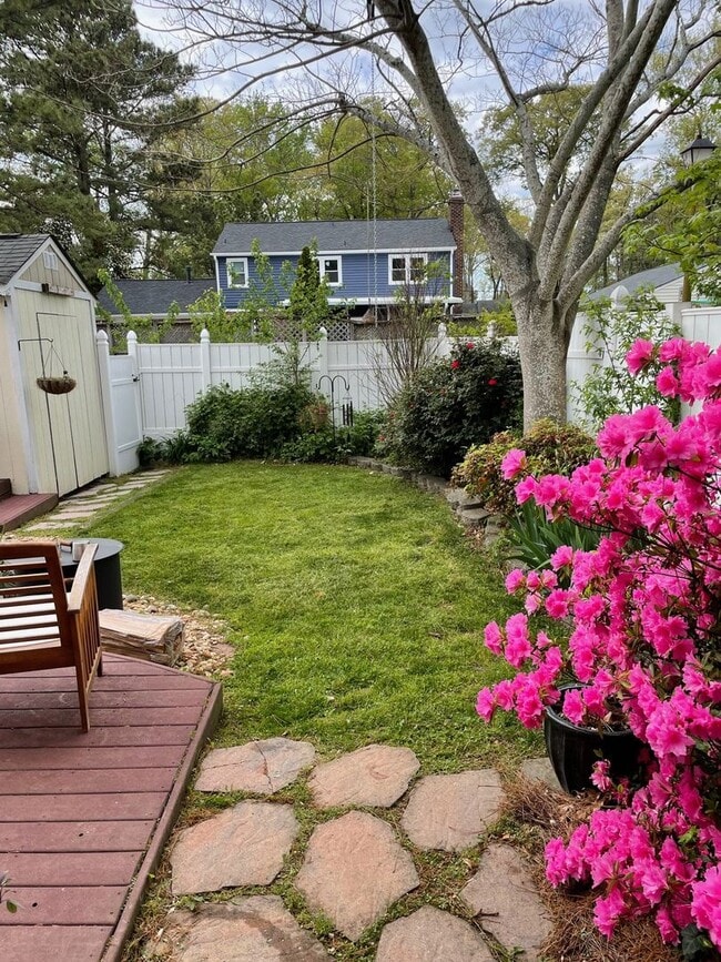 Building Photo - 3BD/2.5BA End Unit Townhouse in Hilltop Area!!