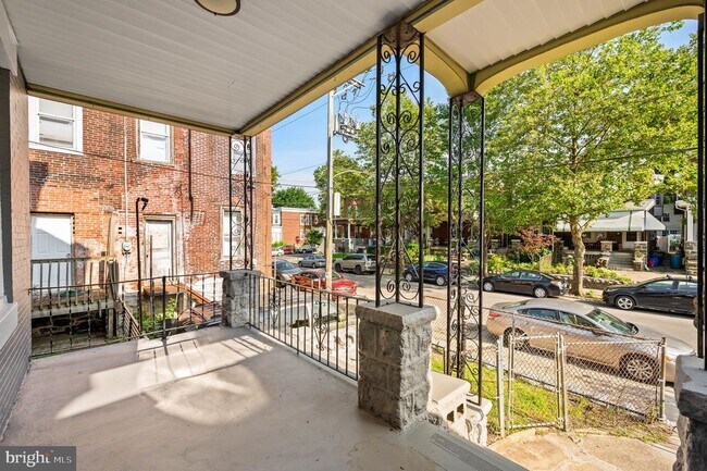 Building Photo - 5011 Larchwood Ave