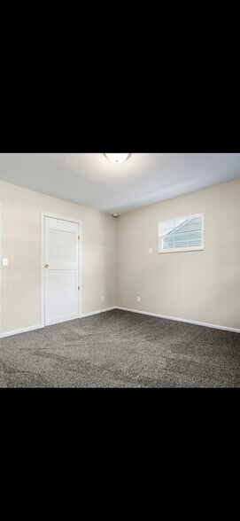 Building Photo - 875 Lamonde Dr