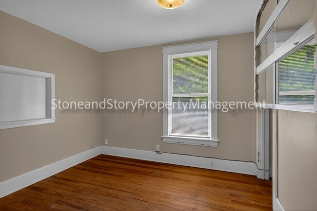 Building Photo - Large 4 bedroom 2 bath in well established Oakland neighborhood