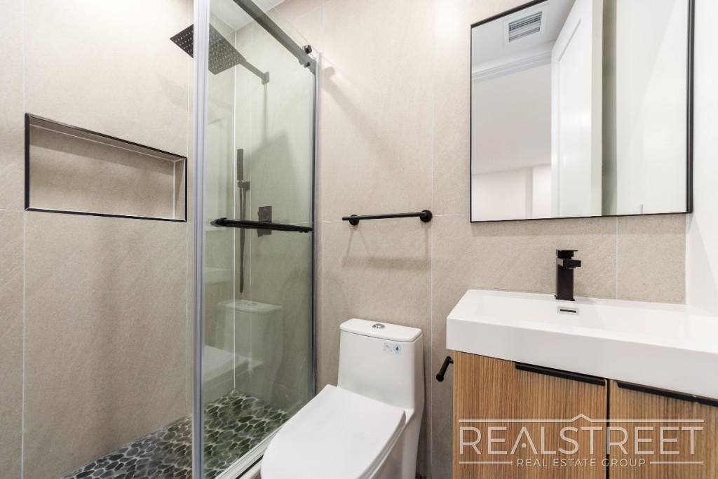 Building Photo - Brand New 5 bed 5 Bath Duplex with 2 Roof ...