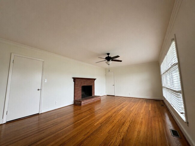 Building Photo - Large Brick Home with Beautiful Interior!