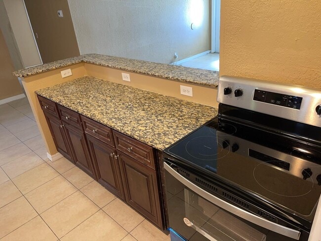 Building Photo - 1650 W 12th Ct