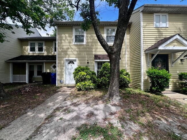 Building Photo - Charming Townhome in the Heart of Virginia Beach
