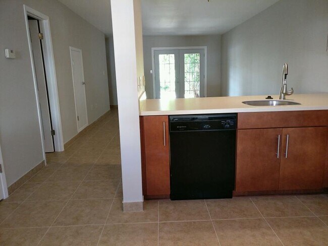 Building Photo - 640 Sandalwood Dr