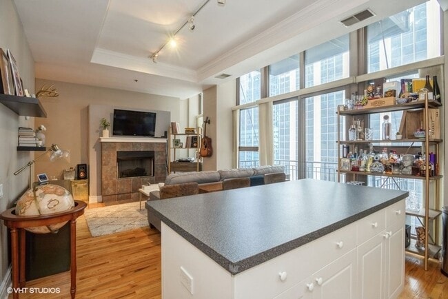 Building Photo - Spacious 1 Bed, 1 Bath in the Loop