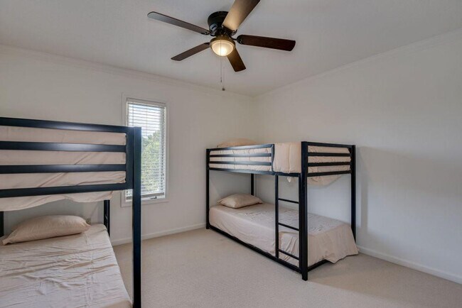 Building Photo - 110 Riverbend Dr