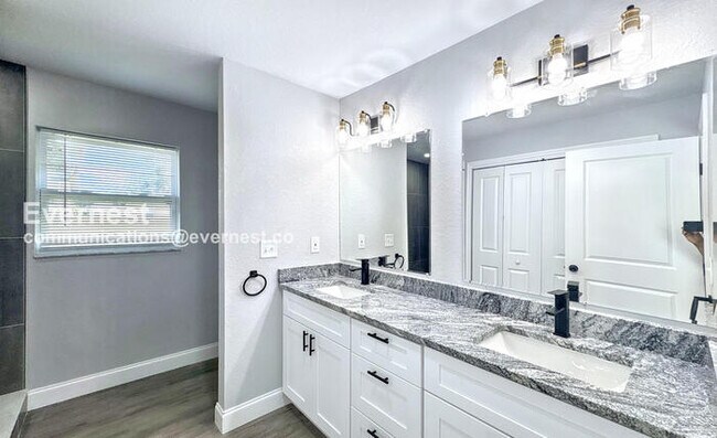 Building Photo - 4 Bed/2 Bath Home with Driveway / Availabl...