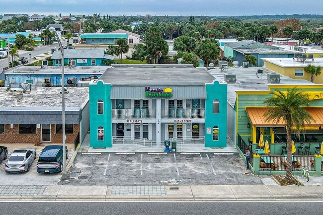 Building Photo - AVAILABLE MARCH 15TH 2026 -Downtown Flagler Beach Furnished 3 bedroom 1 bath!