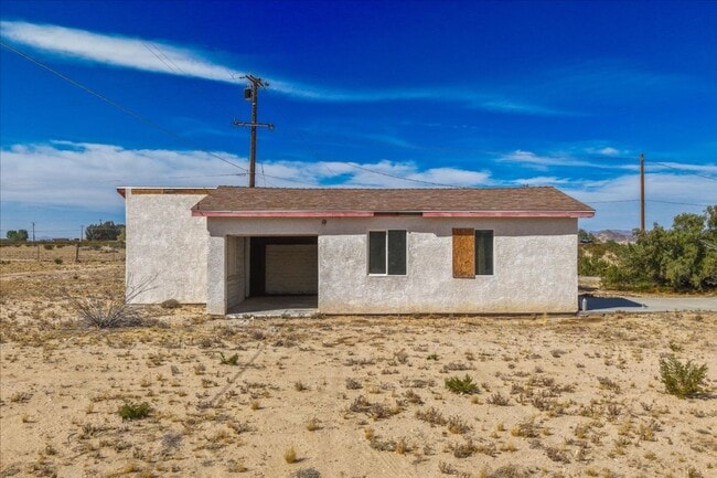 Building Photo - 2 Bedroom Home on 1.8 Acre Lot