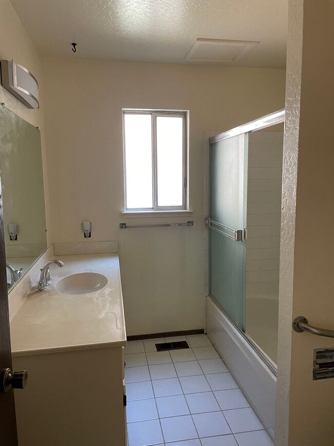 Building Photo - Great Location - Al Tahoe Home with Upgrades