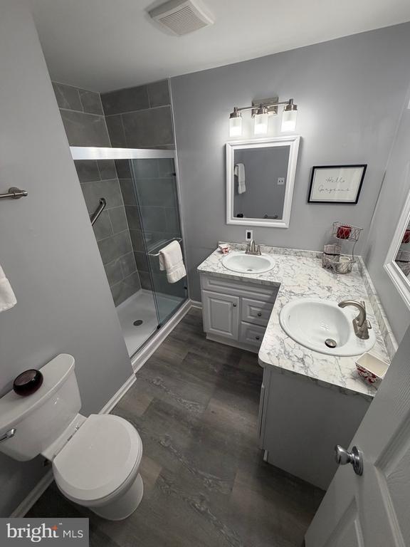 Building Photo - 102 Stonehurst Ct