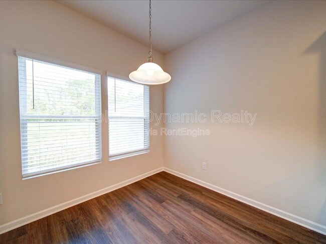 Building Photo - 916 S Battleground Ave