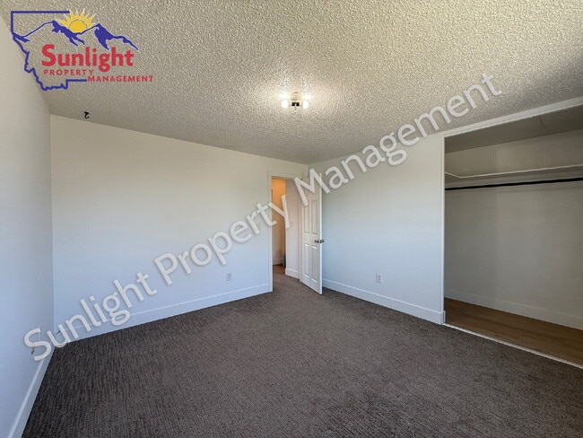 Building Photo - 2 Bed 1 Bath one side of a Duplex with Fenced Yard
