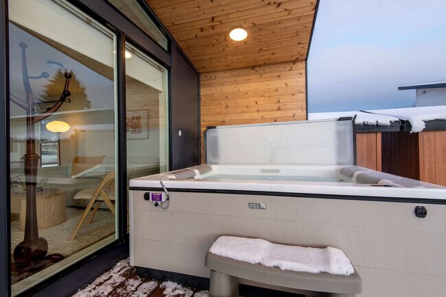 Building Photo - 27 4th St E