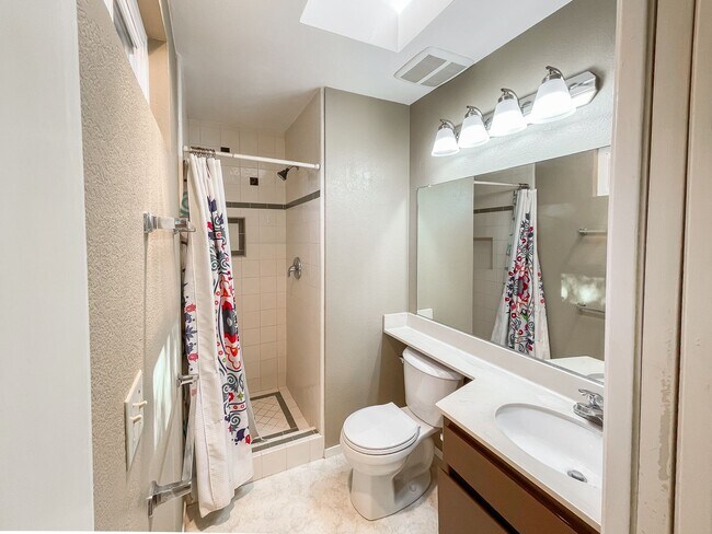 Building Photo - Spacious 2 bedroom, 2 bathroom Condo in Qu...
