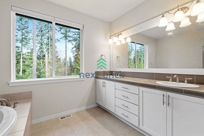 Building Photo - 5 BED & 3.5 BATH FOR RENT