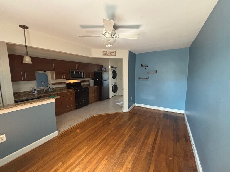 Building Photo - 1917 D St NE