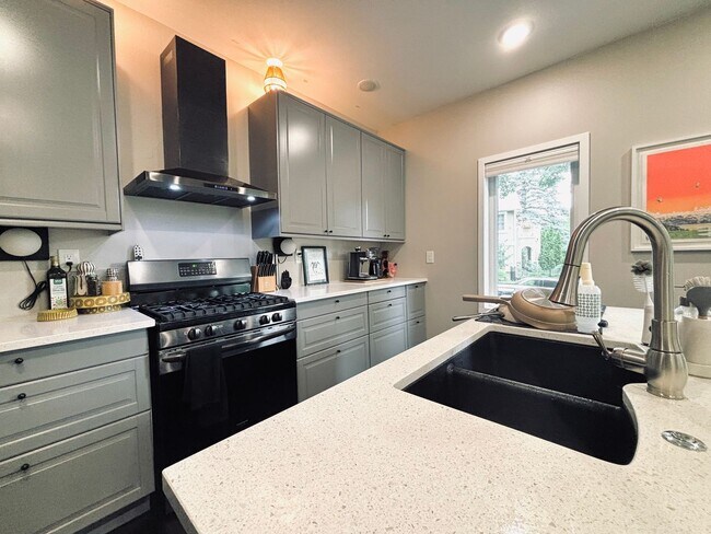 Building Photo - Rare Minnehaha Parkway rental Beautiful th...