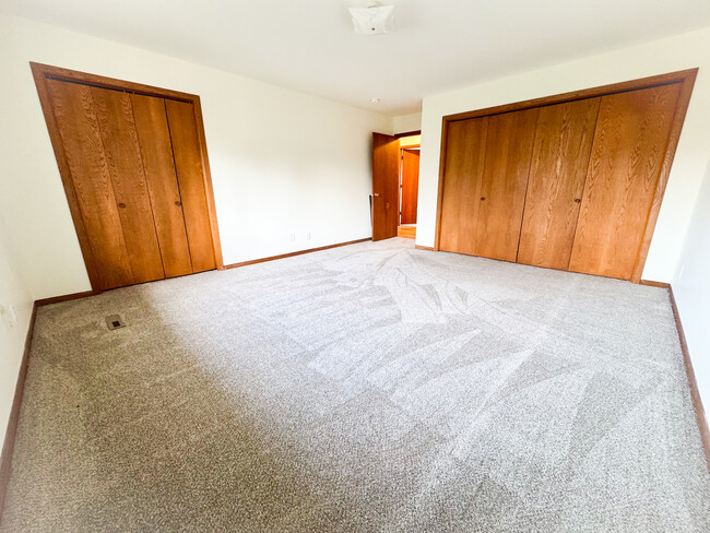 Primary bedroom - new carpet! - 171 Elmhurst Ct