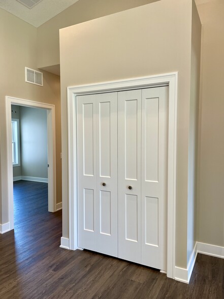 Building Photo - 123 Beacon Harbor Pky