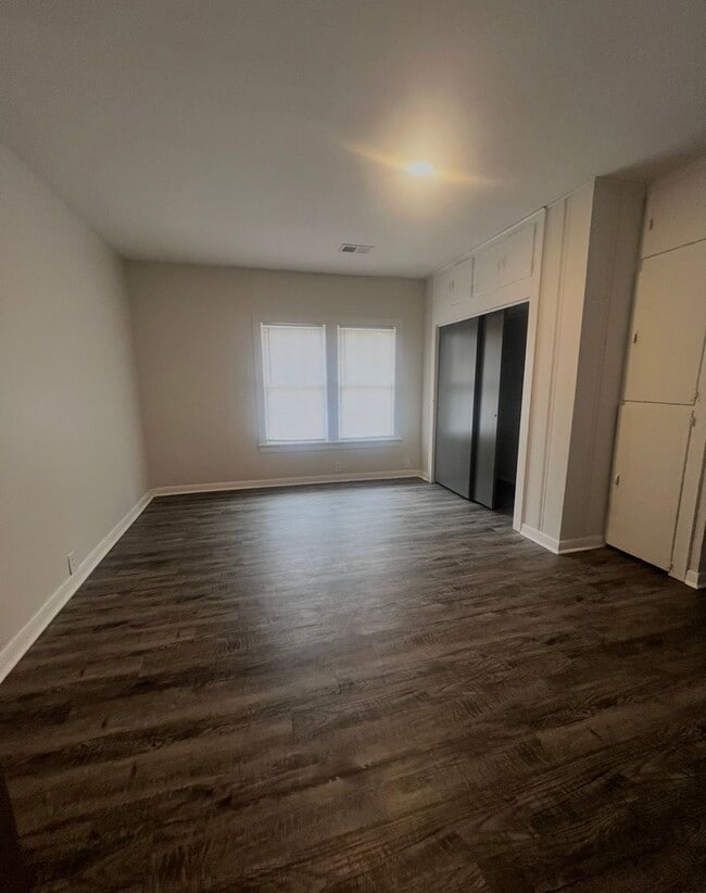 Building Photo - 4 bedroom 2 Bath - Available Now on Main Ave SW