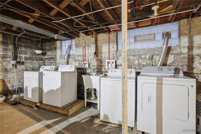 Building Photo - 359 Parkdale Ave