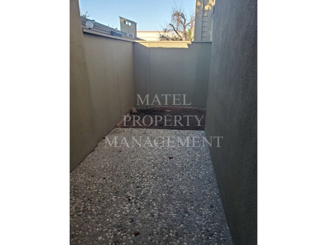 Building Photo - FLO1313