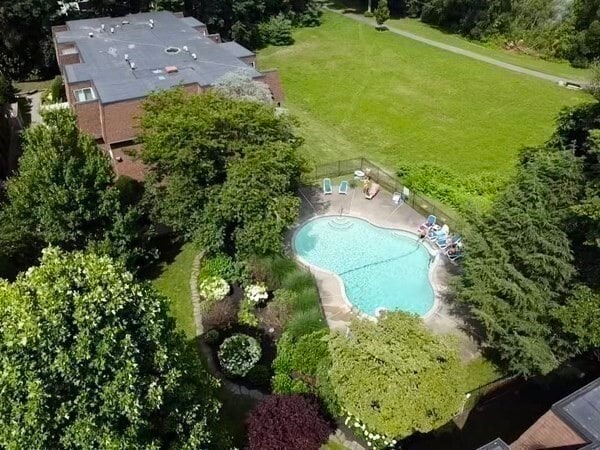 Building Photo - 140 Kenrick St