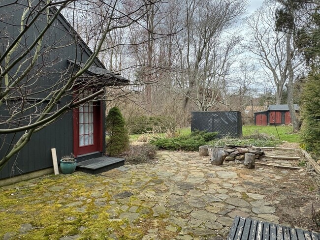 Building Photo - 592 Horse Pond Rd