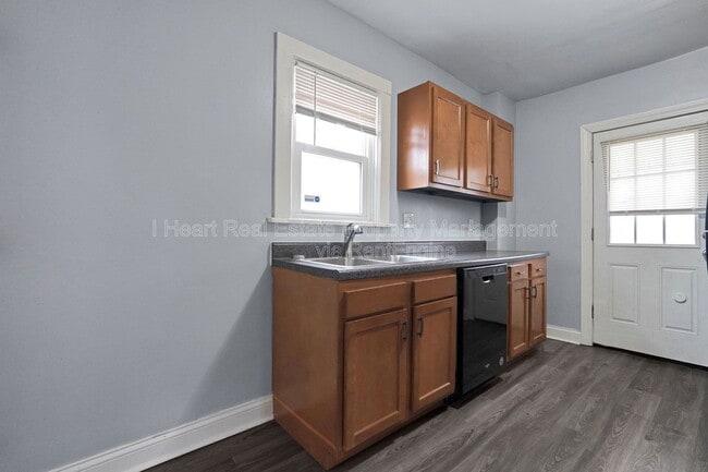 Building Photo - 914 Ellsworth Ave