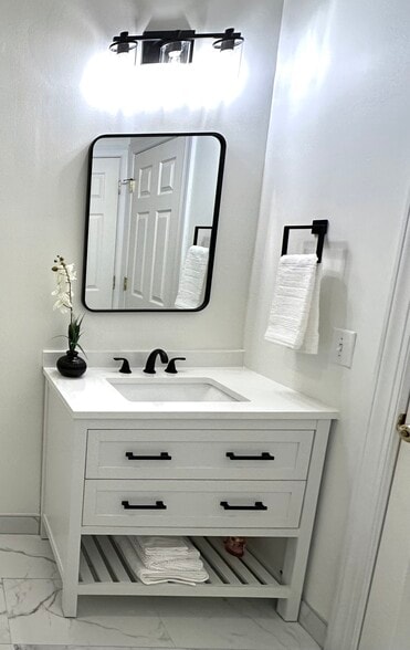 Building Photo - 718 W Trade St