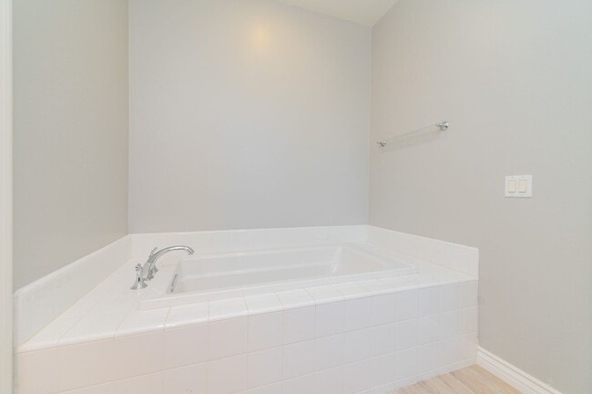 Building Photo - 3BD/2.5BA/2Garage Two Story upgraded End Unit Condo Woodbury Irvine $4800