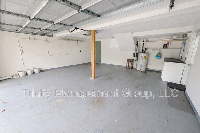 Building Photo - 8605 Wagon Wheel Ln