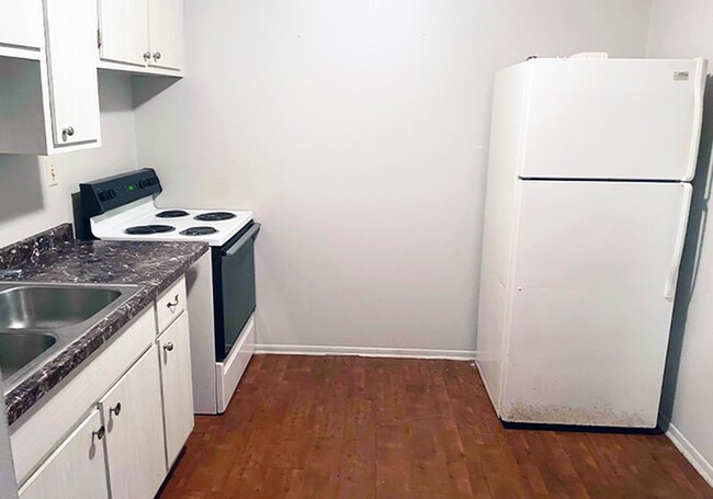 Beecher 830-6 Kitchen - Beecher Street