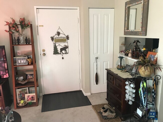 Building Photo - Nicely Updated One Bedroom Condo Available...