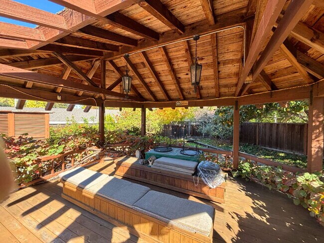 Building Photo - 485 Butterfield Pl