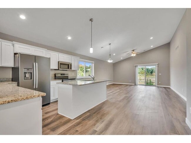 Building Photo - 722 Hilltop Ln