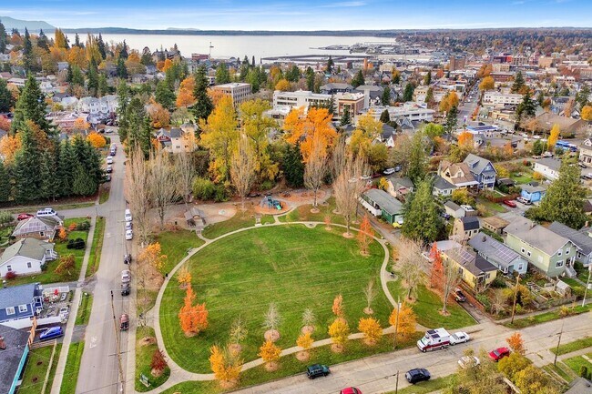 Building Photo - $1,000 Grocery Store Gift Card! 4 Bedroom, 1 bathroom Home in the York neighborhood for Rent!