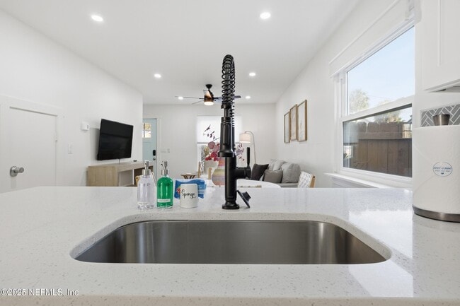 Building Photo - 420 3rd St S