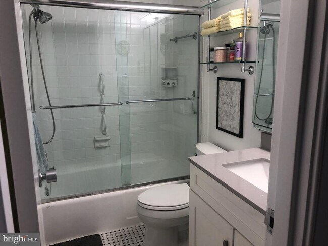 Building Photo - 1200 N Nash St