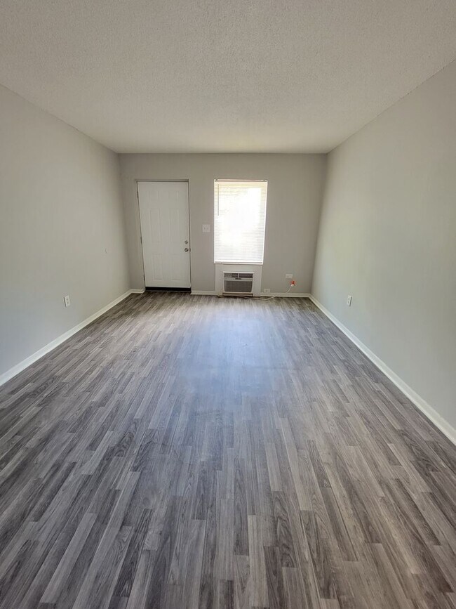 Building Photo - Newly Renovated - Alcoa Studio Apartments – Convenient Location!