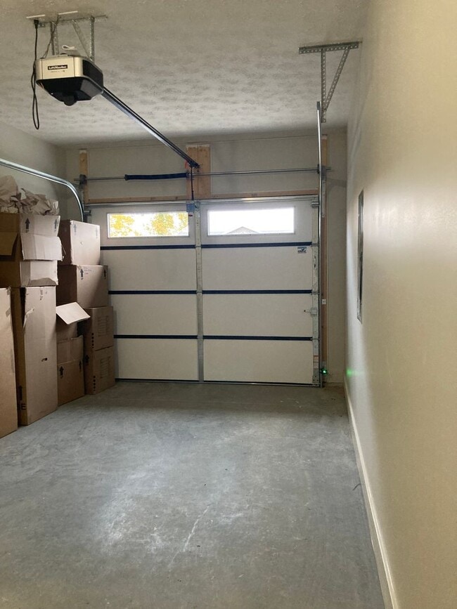 Building Photo - **LESS THAN 10 miles to Fort Knox**