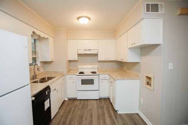 Building Photo - 2100 Virginia Dr