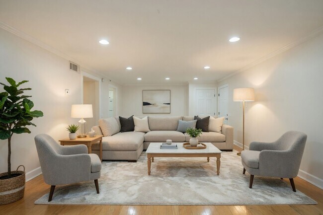 Building Photo - 525 N Dupont Ave