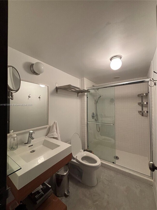 Building Photo - 3675 N Country Club Dr