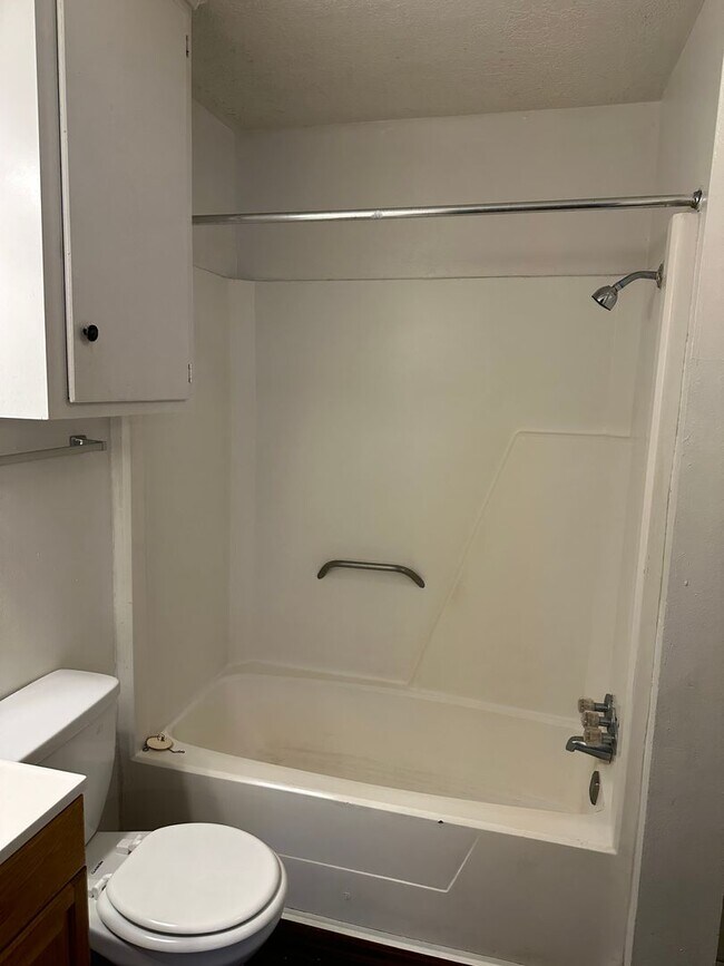 Building Photo - College Station - 2 bedroom - 1 bath - fenced in yard - WD connections