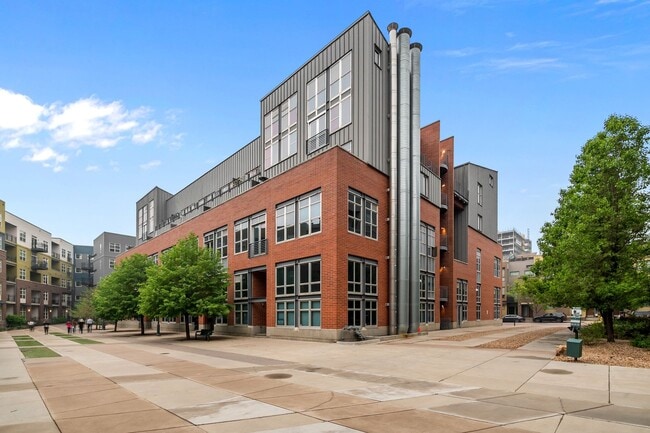 Building Photo - Gorgeous One Bedroom Luxury Condo in Ballp...