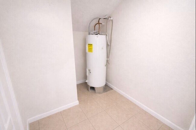 Building Photo - 2155 Hazlitt Dr