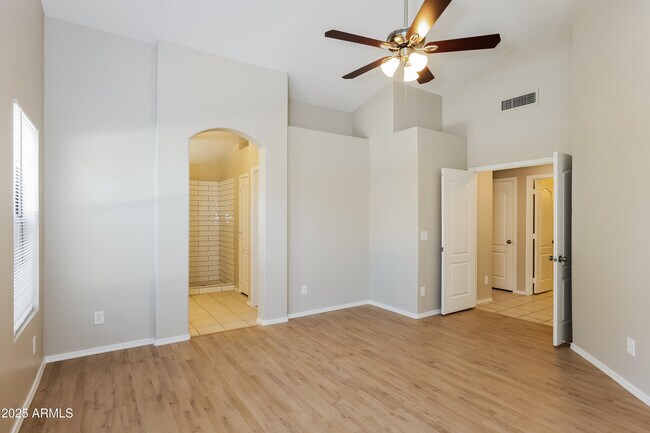 Building Photo - 118 W Villa Theresa Dr
